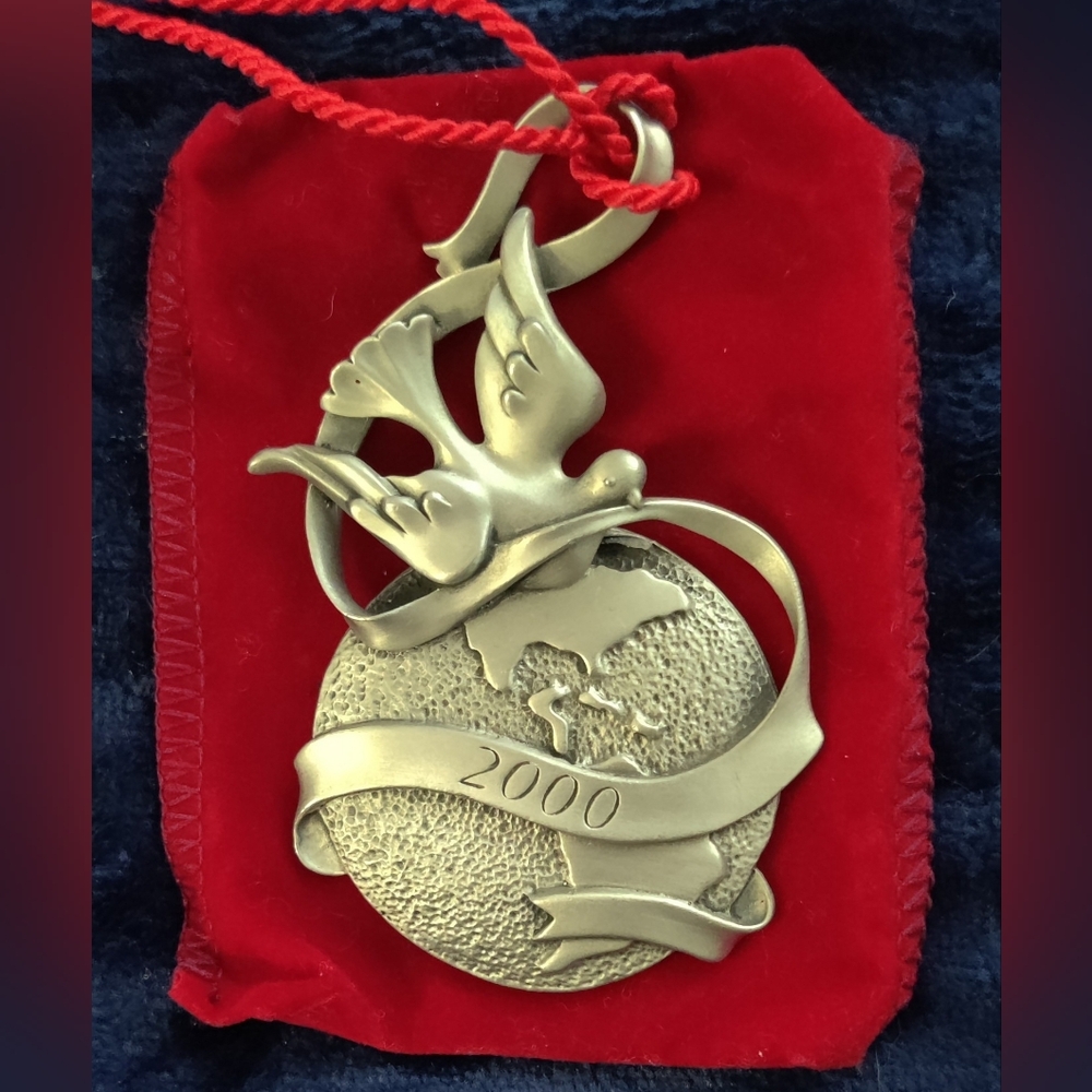 2000 Edition Avon Annual Collectable Christmas Ornament
